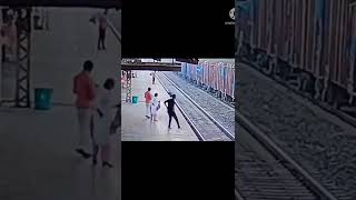 Indian Railways employee saves man from run over by train | Oneindia News screenshot 1